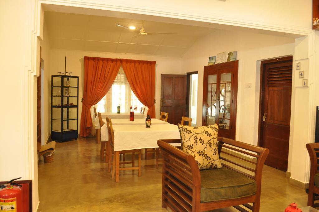 Dions Guest House Negombo Buitenkant foto