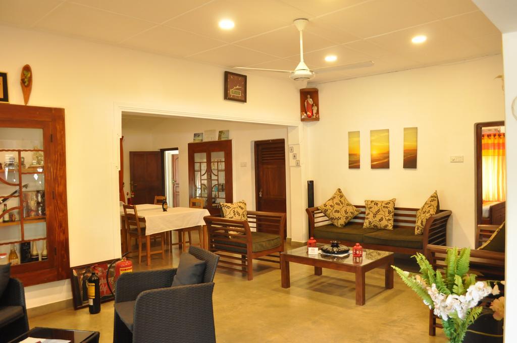 Dions Guest House Negombo Buitenkant foto