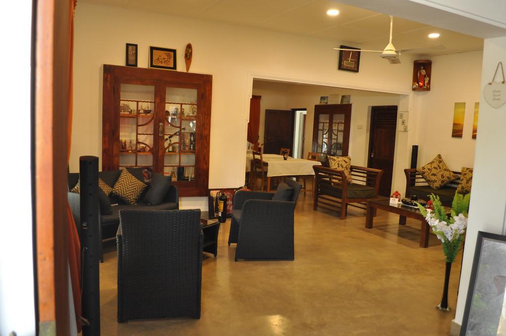 Dions Guest House Negombo Buitenkant foto